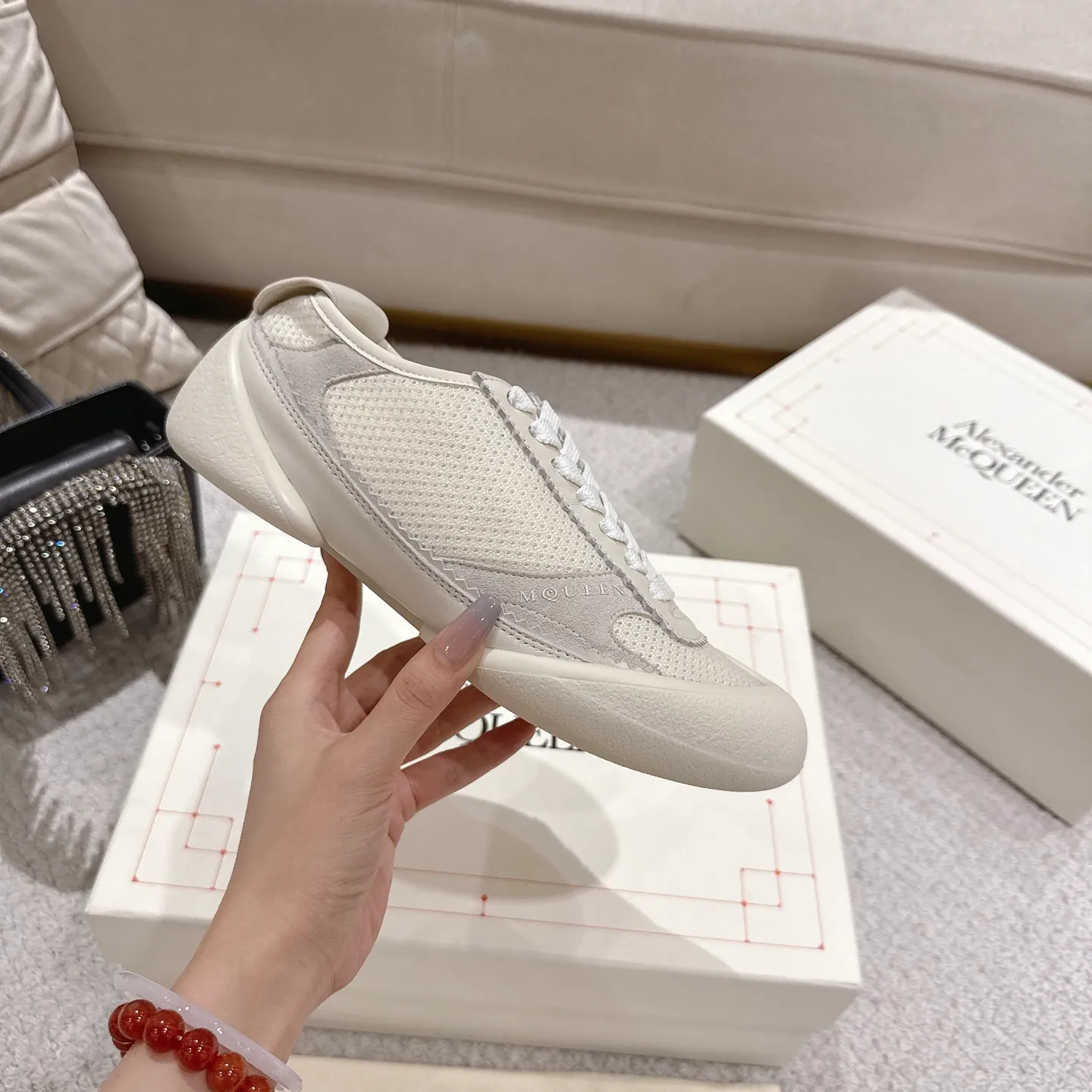 👟👟Ex-factory price 600👟👟 Men's size +10 2025 McQueen's new AIexanderMcQUEEN✅ The original quality has been certified! The original version is reproduced 1:1, and the latest lace-up casual shoes are released simultaneously. • McQueen logo • Round toe box • Lightweight segmented sole design, made of imported stretch breathable fabric + grained cowhide, soft inner lining and insole, comfortable for walking and not stuffy on the feet. Five colors: black/white·white·off-white·black/brown·yellow Fabric: grained cowhide + stretch fabric + cow suede Insole: imported sheepskin Women’s model: 35–40 (40 for women is not returnable) Men’s model: 39–45 (45 for men is not returnable)